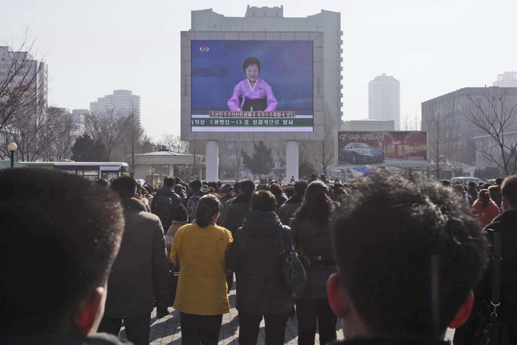 TV-AVIS. Nordkoreanere i Pyongyang får her meddelelsen om raketopsendelsen via en kæmpeskærm ved byens hovedbanegård. 