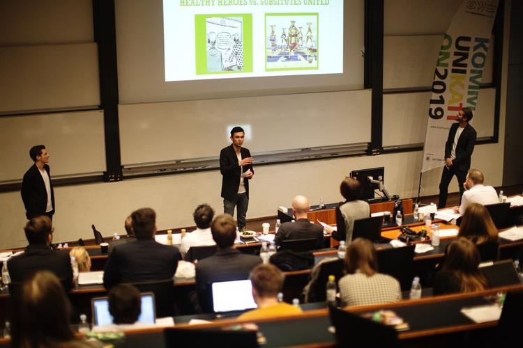 Løsningsforslag. Både virksomheder, uddannelsesinstitutioner og faglige organisationer arrangerer flere og flere såkaldte case competitions. Det er konkurrencer, hvor udvalgte studerende skal løse en konkret opgave for en virksomhed. 