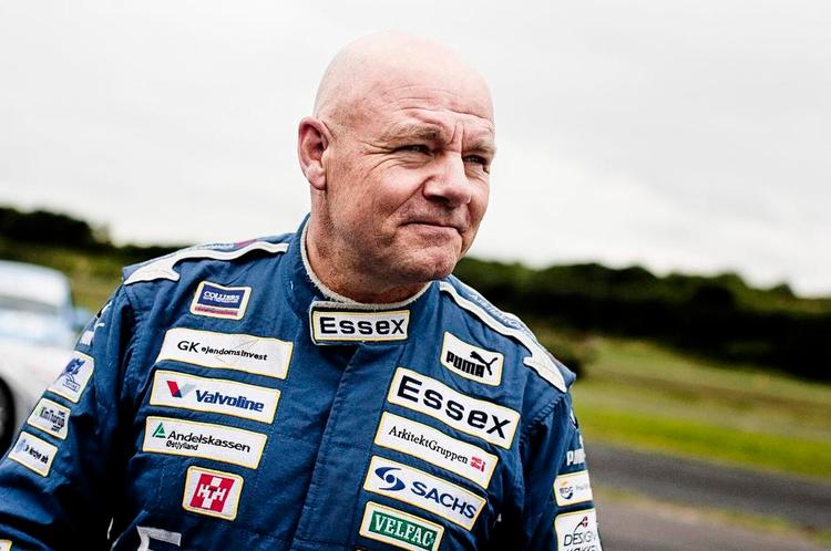 Motorsport. John Nielsen er en absolut pioner inden for sport med rappe biler. Her er han i rollen som instruktør på Sjællandsringen. 