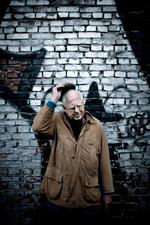 Remixer. Med 'Stemmerne' sampler og remixer Klaus Rifbjerg sit bagkatalog om til en lille gådefuld bog. 