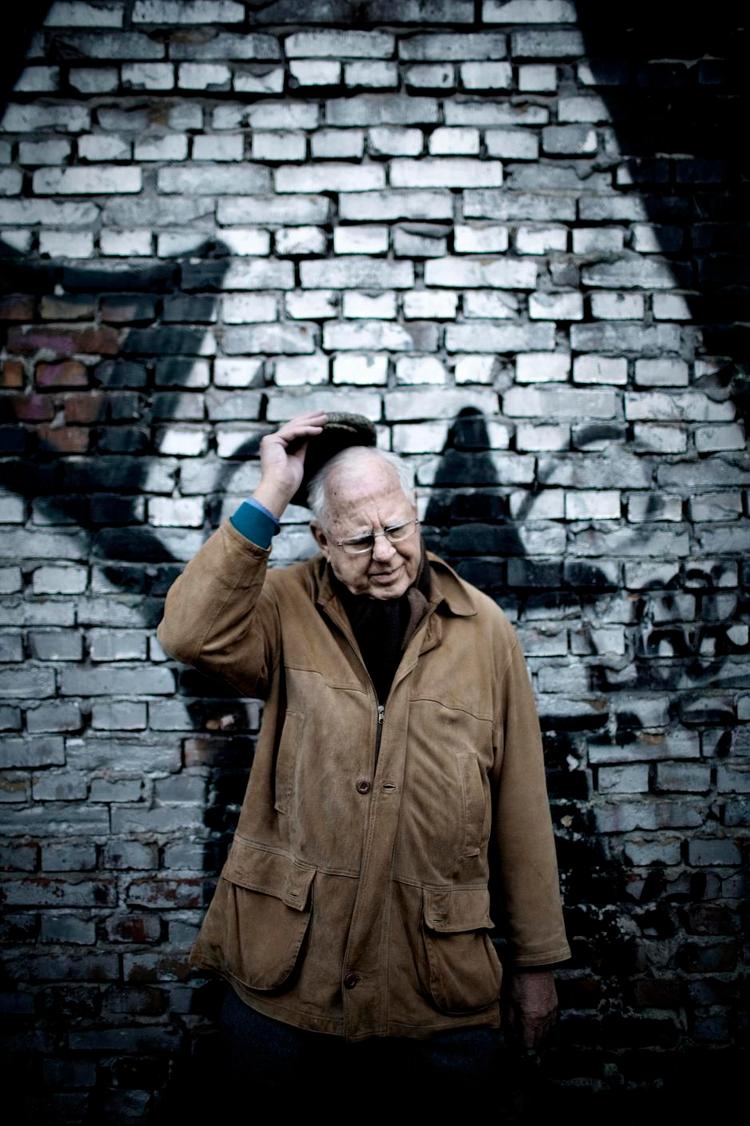 Remixer. Med 'Stemmerne' sampler og remixer Klaus Rifbjerg sit bagkatalog om til en lille gådefuld bog. 
