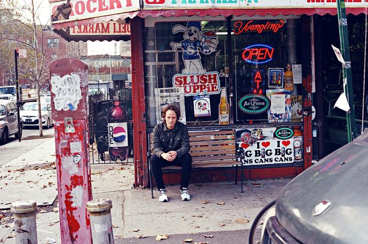 Stedkendt. Mikkel Rosengaard bor i New York og debuterer med en roman, der oser af ungdommelig begejstring for byen. 