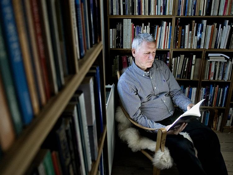 Sprogblomster. Der er skægge passager, som viser, at Louis Jensen kan skrive finurligt og snurrigt. Fabulerende sprogblomster og associationer leveret af det klassiske kuldslåede fortællerjeg. Om dit og dat, kvinder, kunst og pjat. Men Jensens sproghus fungerer langt bedre i andre sammenhænge. 