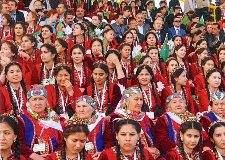 Turkmenistan. Turkmenske kvinder i dragter og mænd i vestligt tøj. 