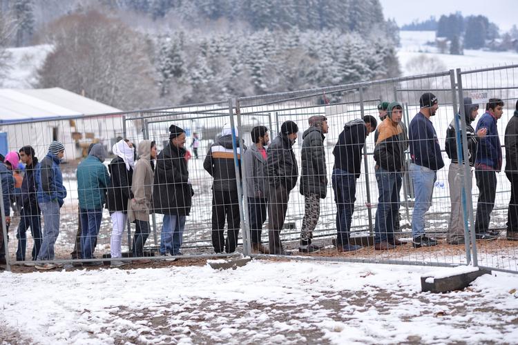 KØ. Migranter venter i kø ved grænsen mellem Østrig og Tyskland. 