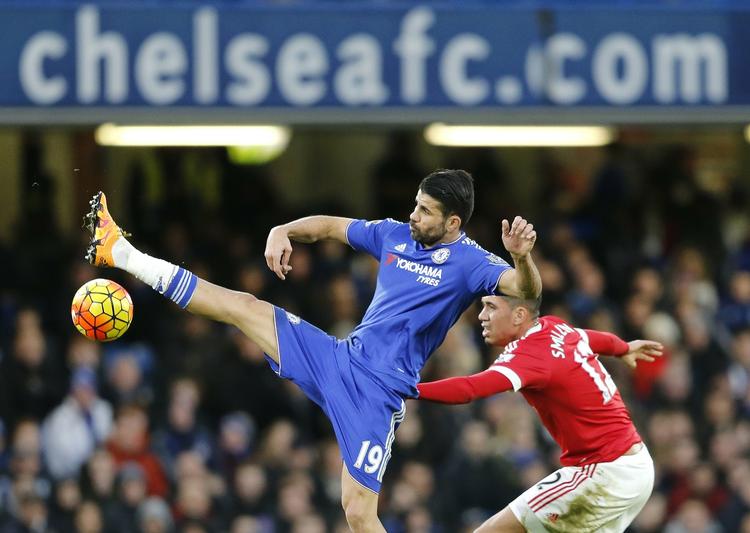 1-1. Chelseas Diego Costa (tv) dukkede op foran mål to minutter inde i dommerens tillægstid og sikrede uafgjort mod Manchester United. 