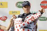 veteran. Sylvain Chavanel ifører sig den prikkede bjergtrøje i løbet Paris-Nice i 2014. 