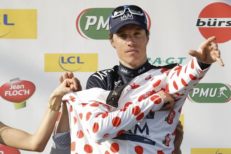 veteran. Sylvain Chavanel ifører sig den prikkede bjergtrøje i løbet Paris-Nice i 2014. 