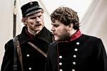 Politik. Mens dramaserien '1864', som billedet her stammer fra, har en politisk venstreorienteret rammefortælling, er dens hyldest til slagmarken langt fra et rødt element. 