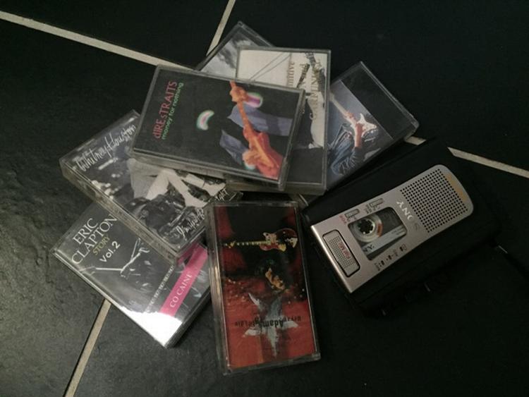 Fortidslevn. Kassettebånd og walkman har overlevet adskillige flytninger. De bringer erindringer fra teenagetiden tilbage. 