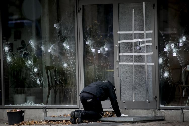 KALIBER. Gerningsmanden ved terrorangrebet havde ikke problemer med at skyde igennem glasruderne. Det havde politiet og sikkerhedsfolkene til gengæld, da hvert tredje skud endte med aldrig at forlade bygningen. 