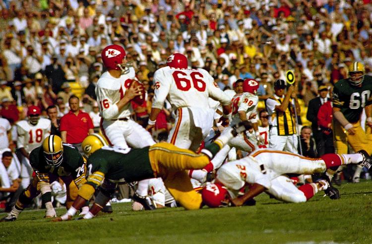 1967. Kansas City Chiefs' quarterback Len Dawson (nr. 16) matte vente til 1970, før han kunne triumfere i  Super Bowl. 