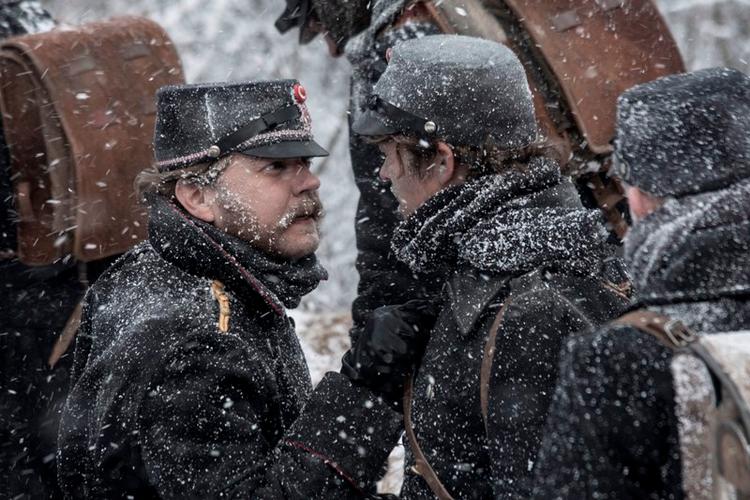 Krig. Igen er der ros til '1864' for de betagende billeder, men samtidig kritiseres serien for at være overtydelig, pinlig og overspillet. 