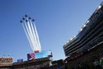 De berømte Blue Angles flyver over stadion i Santa Clara inden kampen. 