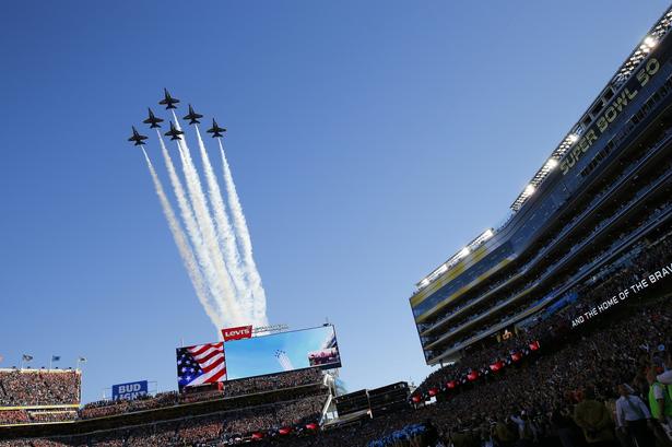 De berømte Blue Angles flyver over stadion i Santa Clara inden kampen. 