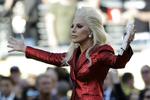 Lady Gaga sang nationalsangen inden kampen. 