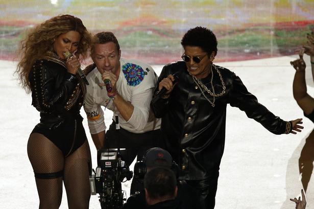 Beyoncé, Coldplay sangeren Chris Martin og Bruno Mars på scenen i pausen. 