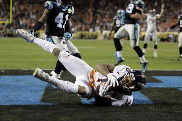 Denver Broncos’ Bennie Fowler scorer to point i anden halvleg. 