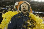 Denver Broncos cheftræner Gary Kubiak fik det traditionelle bad i Gatorade efter sejren var i hus. 