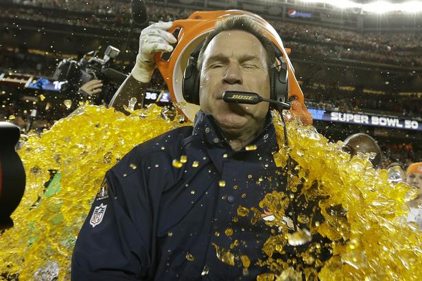 Denver Broncos cheftræner Gary Kubiak fik det traditionelle bad i Gatorade efter sejren var i hus. 