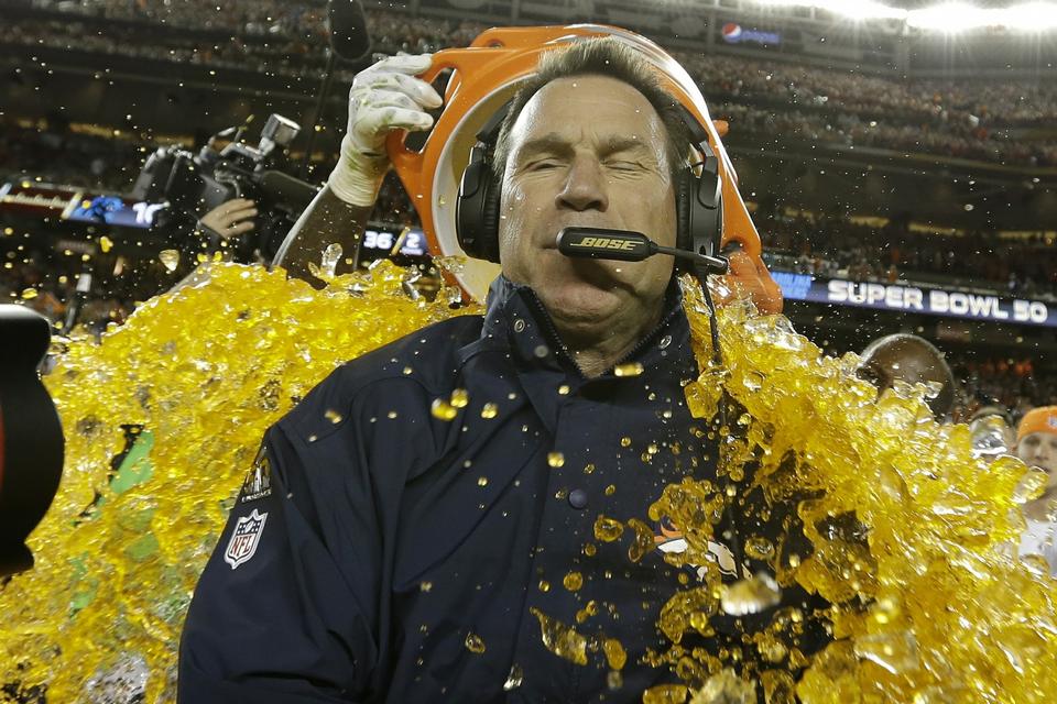 Denver Broncos cheftræner Gary Kubiak fik det traditionelle bad i Gatorade efter sejren var i hus. 