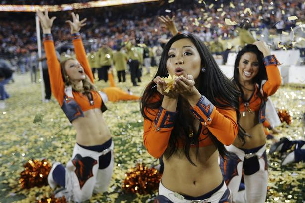 Denver Broncos cheerleaders var også glade. 
