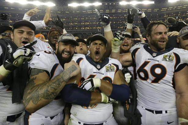 Jublende spillere fra Denver Broncos efter sejren. 