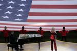 Selveste Lady Gaga sang nationalsangen inden kampen. 