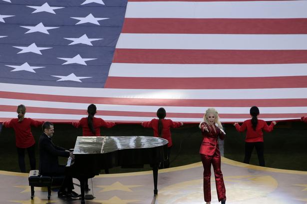 Selveste Lady Gaga sang nationalsangen inden kampen. 