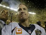 bevæget. Denver Broncos' Peyton Manning fejrer sejren i den 50. Super Bowl efter kampen mod  Carolina Panthers. 