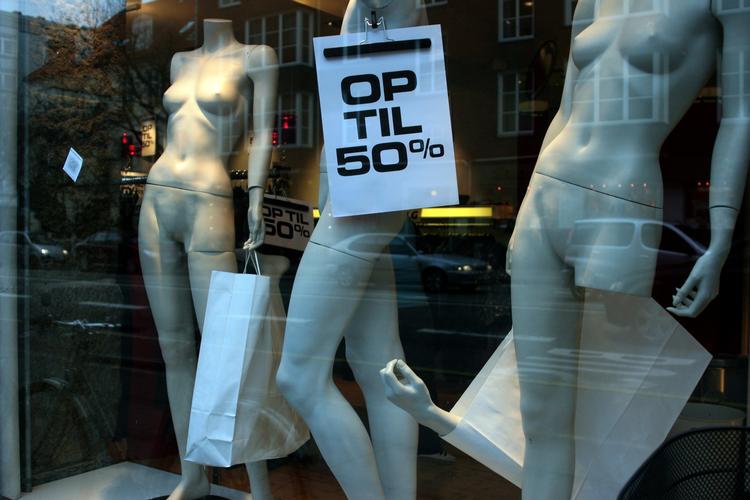 Udsalgspressede. Tøjbutikker er så pressede på økonomen, at hver fjerde butik er på kanten af konkurs, lyder det i en analyse af tøjbranchens økonomi. 