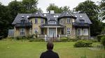 Gensyn. Undervejs i dokumentaren om Erik Valeurs start på livet vender han også tilbage til udgangspunktet for historien - spædbørnehjemmet i Skodsborg. 