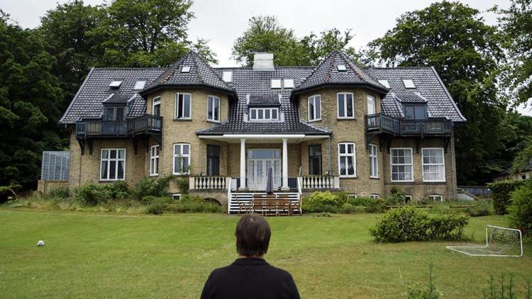 Gensyn. Undervejs i dokumentaren om Erik Valeurs start på livet vender han også tilbage til udgangspunktet for historien - spædbørnehjemmet i Skodsborg. 
