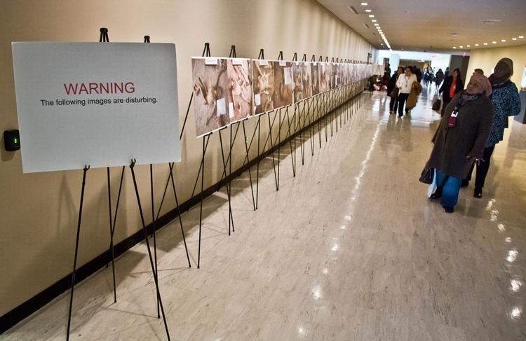 advarsel. FN viste sidste år en udstillilng med billeder af fanger, der er blevet dræbt i Assad-styrets fængsler. Udstillingen blev vist i FN's hovedbygning i New York, hvor besøgende blev advaret om, at billederne var barske. 