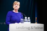 NIKKEDUKKE? Socialdemokraterne anklager miljø- og fødevareminister Eva Kjer Hansen (V) fort at svigte miljøet ved at lade Bæredygtigt Landbrug diktere, hvad fremtiden skal være for de danske vandløb - og for at svigte erhvervet ved at indgå et smalt landbrugsforlig, der efterlader erhvervet i en usikker situation efter næste valg. Ministeren afviser over hele linjen. 