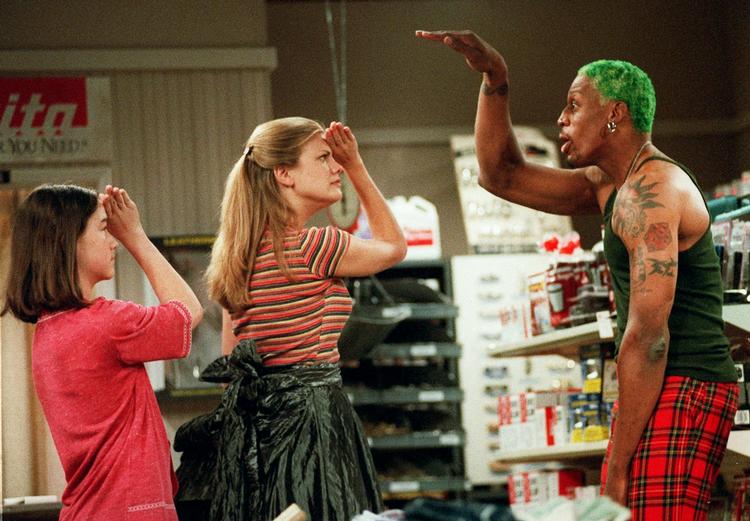 Exes. Kan du huske Kristen Johnson? Hun er tilbage i storform i komedieserien 'The Exes'. Her ses hun dog i 'Mælkevejen 1. th.' sammen med en ung og langhåret Joseph Gordon-Levitt og basketsball-stjernen Dennis Rodman. 