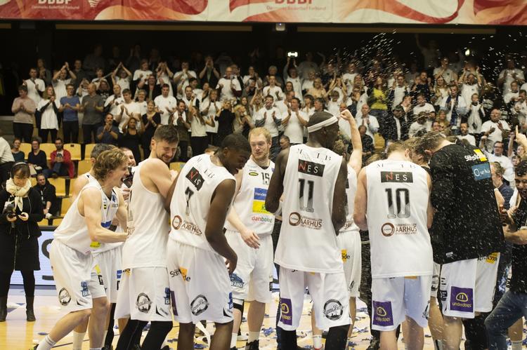 Triumf. Tre uger efter sejr i pokalfinalen kunne Bakken Bears-spillerne æde Randers-spillerne i ligaen. 