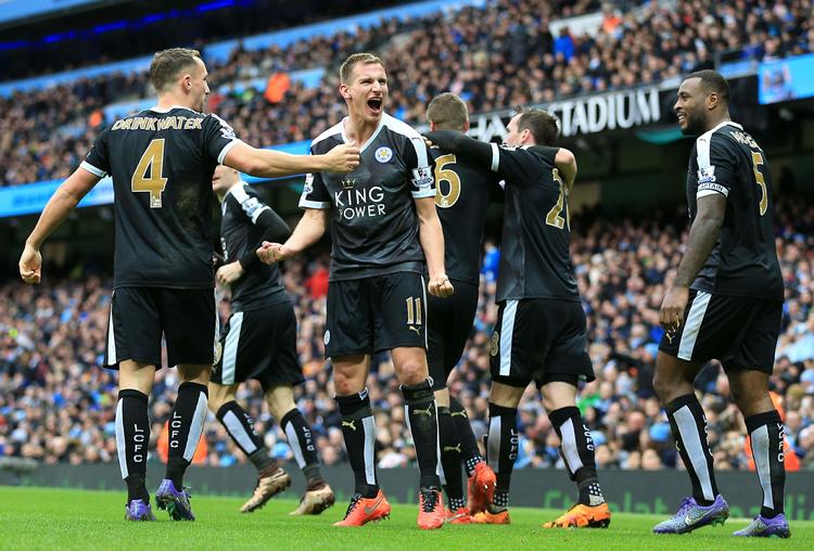 Triumf. Marc Albrighton (i midten) jubler efter en af holdkammeraten Robert  Huths to scoringer mod Manchester City. 