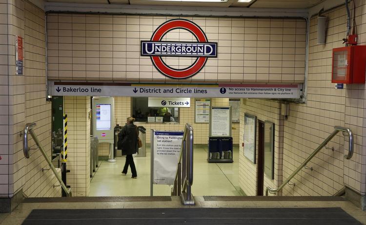 TRÆNGSELSFRI. Her er der ingen problemer med at styre trafikken på trapperne på Paddington-stationen i London. Billedet er også taget under en strejke. 