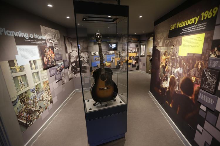 ikon. Et museum for Jimi Hendrix er nødt til at rumme guitarer. Desuden er der pladecovers fra hele rockstjernens karriere. 