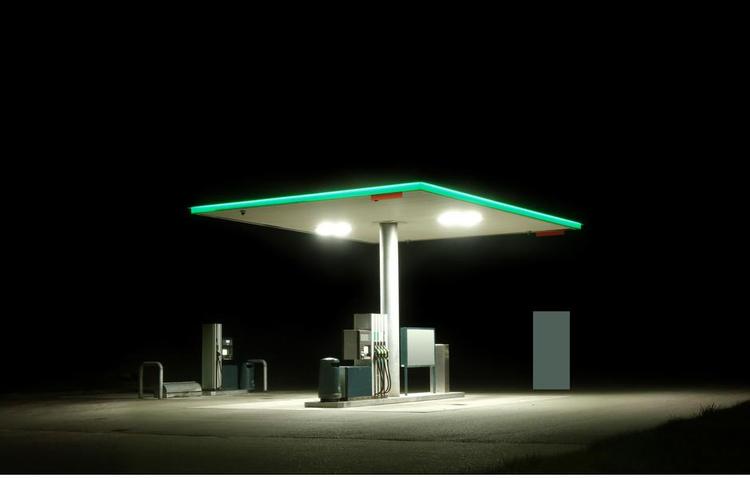 Balance. Se grundigt på dette foto af en tankstation ved nattetid. Det er lavet - og ikke bare fotograferet - af Balder Olrik. Man kan ikke se, hvad han har fjernet. Men man kan se, hvad han har føjet til: det rektangulære felt til højre, som får hele billedet til at balancere. 