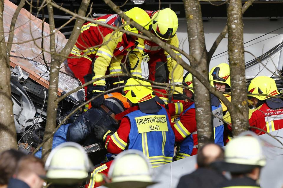 Redningsmandsskab arbejder på ulykkestedet. 