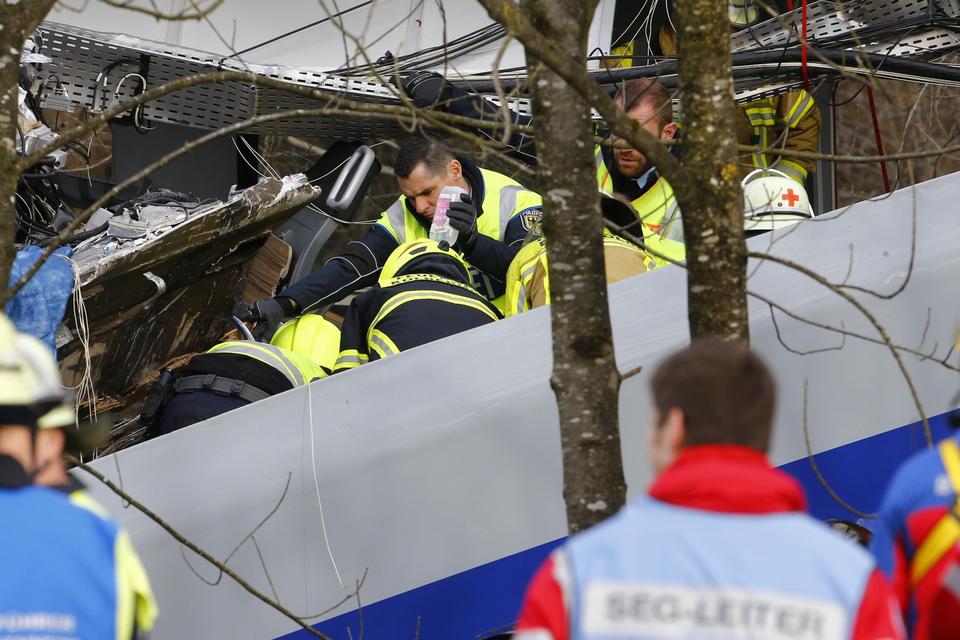 Det er den største ulykke, vi har haft i år i denne region, og vi har mange læger, ambulancer og helikoptere på stedet, siger Stefan Sonntag, en anden talsmand for politiet, om ulykken ifølge the Mirror. 