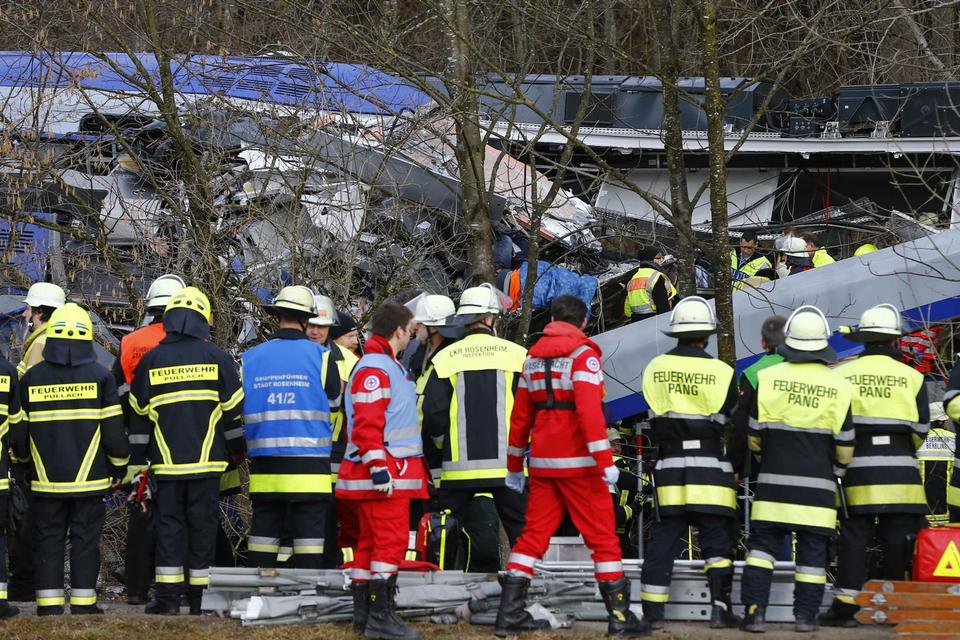 Myndighederne oplyser, at kollisionen mellem de to tog skete i et sving i en skov, hvilket betyder, at lokoførerne ikke har været i stand til at opdage det modkørende tog, før togene kolliderede. 