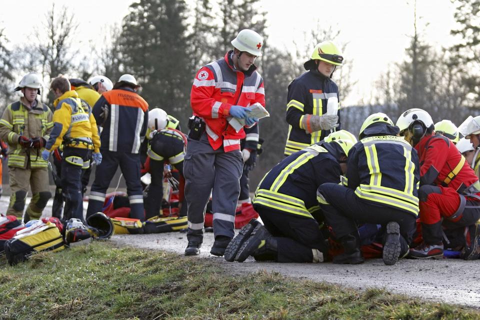 Omkring 100 andre meldes såret, heraf 50 alvorligt. 