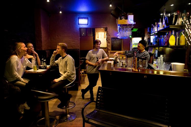 Skål. Det er ikke nødvendigt at finde den store pengepung frem for at få en god aften på Liquid. 