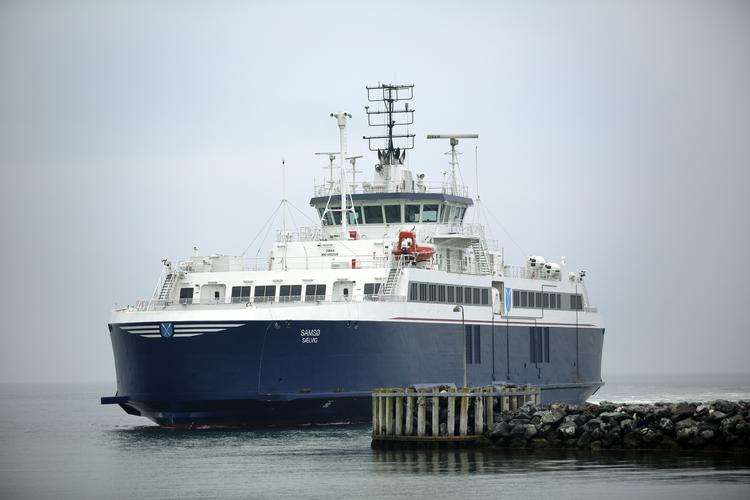 Udkantsfærge. Færgen mellem Hov og Sælvig forbinder Samsø med Jylland. Her er færgen på vej ind i Hov Havn. (Arkiv) 
