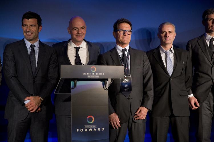 Præsident? Infantino (nr. 2 fra venstre) præsenterede i sidste uge sin plan for de første 90 dage i Fifa under hans ledelse. 