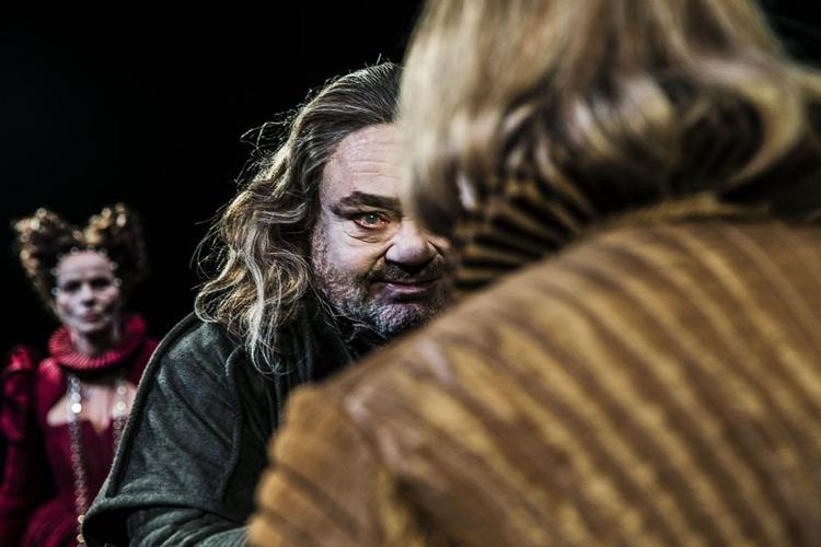 Galehus. Kong Lears magtliderlige datter Goneril (Benedikte Hansen), Kong Lear (Tommy Kenter) og hans trofaste forbundsfælle Kent (Henrik Lykkegaard). 