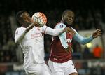 videre. West Hams Victor Moses (th.), der her kæmper mod Liverpools Divock Origi, skal nu møde Blackburn i næste runde af den engelske FA Cup-turnering. 